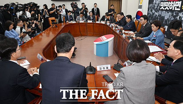 장동혁 국민의힘 대표(오른쪽)가 29일 오전 서울 여의도 국회에서 열린 최고위원회의에서 모두 발언을 하고 있다. /국회=서예원 기자