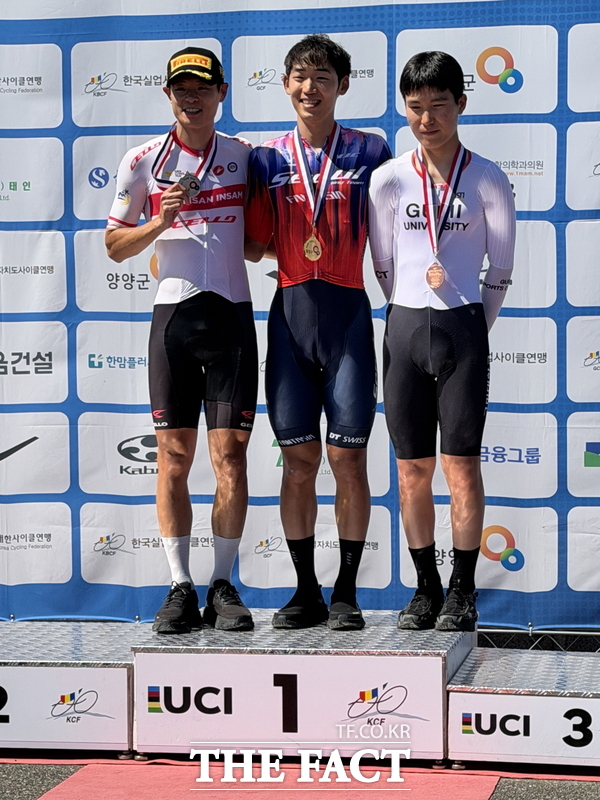 금산군청 사이클팀이 26일 강원특별자치도 양양에서 열린 KBS 전국 사이클선수권대회에서 종합 1위 수상을 하고 있는 모습. /금산군