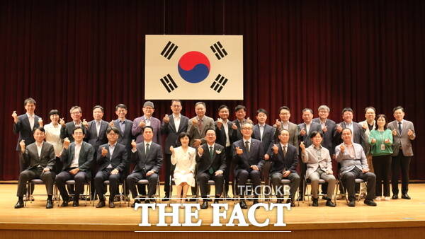 이장우 대전시장이 29일 퇴임식을 끝으로 민선 8기 4년간 여정을 마무리했다. 사진은 이장우 대전시장이 대전시청 간부공무원들과 기념촬영을 하고 있는 모습 /정예준 기자