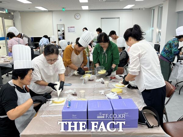 대덕구노인종합복지관이 29일 신대노인복지관 강당에서 5월, 6월 생신을 맞이한 어르신 15명을 대상으로 '행복 두 배 파티쉐'를 진행했다. /대덕구노인종합복지관