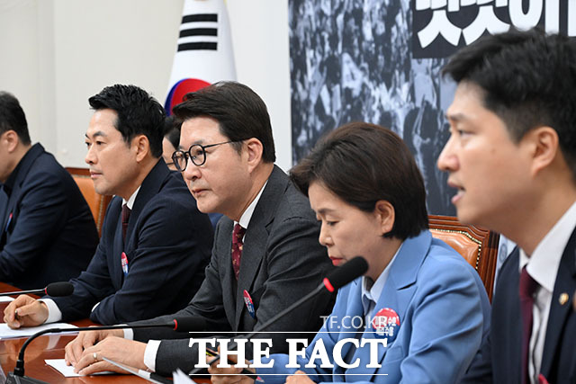 우재준 국민의힘 청년최고위원(오른쪽)이 29일 오전 서울 여의도 국회에서 열린 최고위원회의에서 모두 발언하고 있다. /국회=서예원 기자