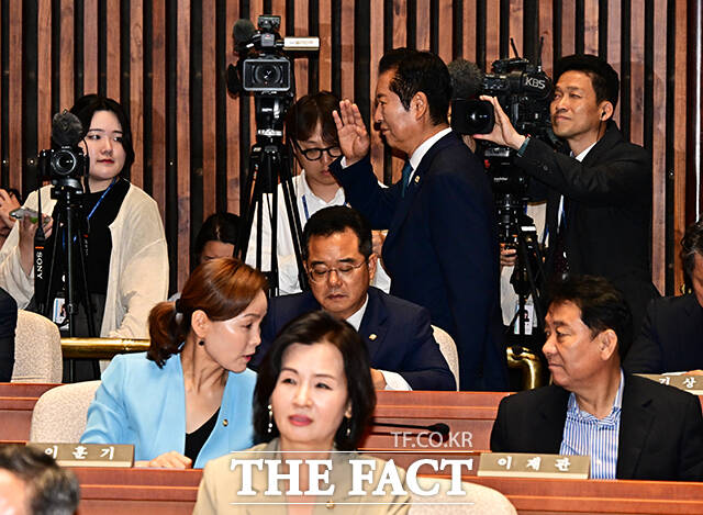 정청래 더불어민주당 전 대표(오른쪽)가 29일 오후 서울 여의도 국회에서 열린 제145차 의원총회에 참석하고 있다. /국회=배정한 기자