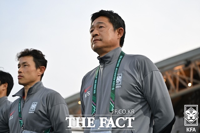 한국의 23세 이하 대표팀을 이끌고 있는 이민성 감독(오른쪽)은 지난 1월 베트남과 2026 AFC U23 아시안컵 3~4위전에서 승부차기 패배를 당해 4위에 머문 뒤 기자회견에서 상황대처가 부족한 점을 아쉬워했다. /제다(사우디아라비아)=KFA