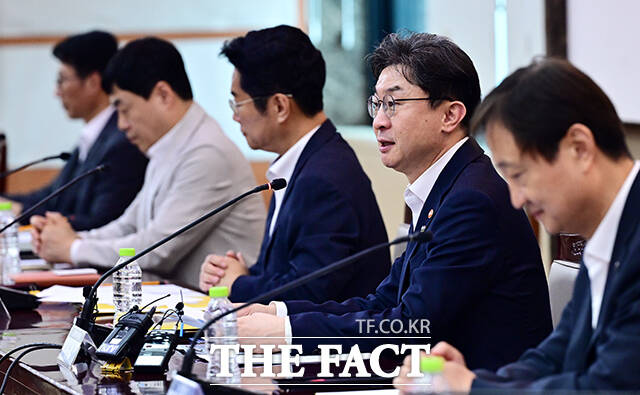 이억원 금융위원장이 29일 오후 서울 종로구 정부서울청사에서 열린 금융소비자보호 정책평가위원회 출범회의에 참석해 모두발언을 하고 있다. /임영무 기자
