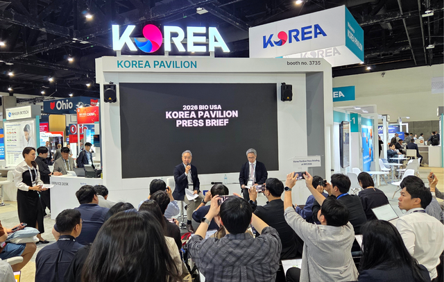 한국바이오협회 이승규 부회장(왼쪽)과 KOTRA 김락곤 뉴욕무역관장이 BIO USA 2026 한국관에서 열린 기자간담회에서 국내 언론의 질의에 답변하고 있다. /한국바이오협회