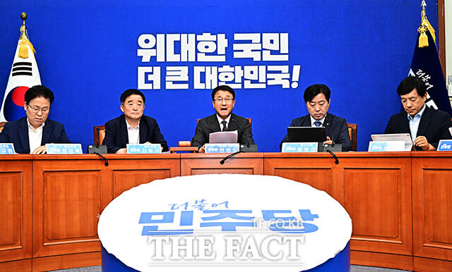 한병도 더불어민주당 대표 직무대행 겸 원내대표가 29일 오전 서울 여의도 국회에서 열린 최고위원회의에 참석해 모두발언을 하고 있다. /국회=배정한 기자