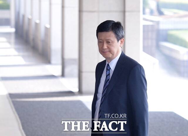 신동주 전 일본 롯데홀딩스 부회장이 지난 2016년 횡령·비자금 조성 의혹과 관련, 피의자 신분으로 조사를 받기 위해 서울중앙지방검찰청으로 들어서고 있다. /더팩트 DB