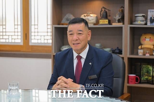 최원철 공주시장이 집무실에서 인터뷰를 하고 있다. /공주시