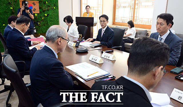 김진오 저출산고령사회위원회 부위원장이 29일 오후 서울 종로구 정부서울청사에서 열린 가족(청년) 관계·소통 역량 지원방안 관계부처 회의에 참석해 모두발언을 하고 있다. /임영무 기자