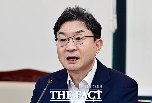 이억원 금융위원장이 29일 오후 서울 종로구 정부서울청사에서 열린 금융소비자보호 정책평가위원회 출범회의에 참석해 모두발언을 하고 있다. /임영무 기자