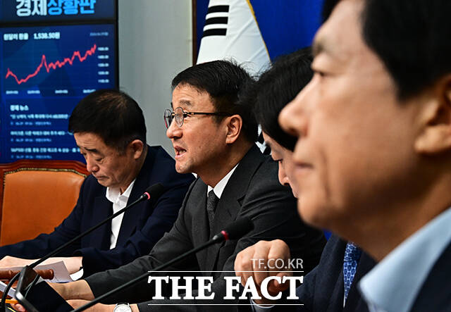 한병도 더불어민주당 대표 직무대행 겸 원내대표가 29일 오전 서울 여의도 국회에서 열린 최고위원회의에 참석해 모두발언을 하고 있다. /국회=배정한 기자