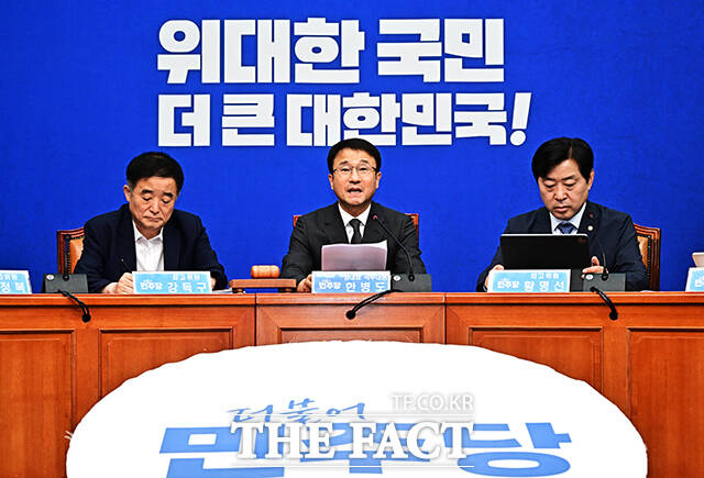 한병도 더불어민주당 대표 직무대행 겸 원내대표가 29일 오전 서울 여의도 국회에서 열린 최고위원회의에 참석해 모두발언을 하고 있다. /국회=배정한 기자