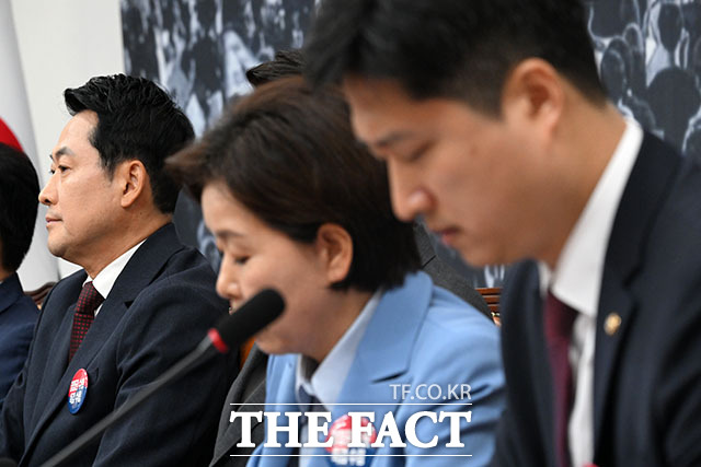 우재준 국민의힘 청년최고위원(오른쪽)이 29일 오전 서울 여의도 국회에서 열린 최고위원회의에서 모두 발언하고 있다. /국회=서예원 기자
