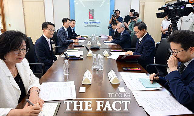 김진오 저출산고령사회위원회 부위원장이 29일 오후 서울 종로구 정부서울청사에서 열린 가족(청년) 관계·소통 역량 지원방안 관계부처 회의에 참석해 모두발언을 하고 있다. /임영무 기자