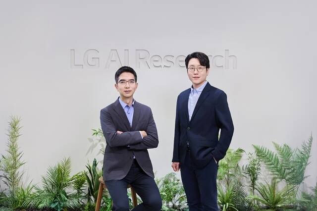 LG AI연구원이 최근 'ISO 27001' 인증을 획득했다. 사진은 이홍락(왼쪽)·임우형 LG AI연구원 공동 연구원장. /LG그룹