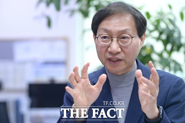 김성주 국민연금공단 이사장은 지난 23일 온라인 기자간담회를 통해 국민연금 리밸런싱 재개에 대한 계획을 밝혔다. 사진은 김 이사장의 국회의원 시절인 지난 2023년 2월 서울 여의도 국회 의원회관에서 인터뷰를 하는 모습. /남윤호 기자