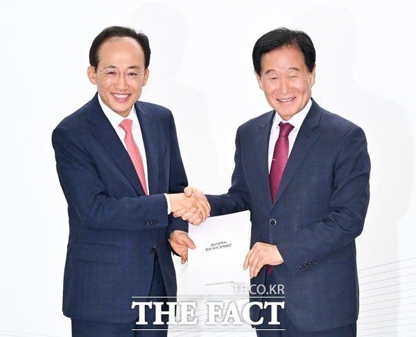 추경호 대구시장 당선인(왼쪽)이 29일 곽대훈 대구시장직 인수위원장으로부터 선거공약을 정리한 정책 제안서를 전달받고 있다. /대구시장직 인수위원회