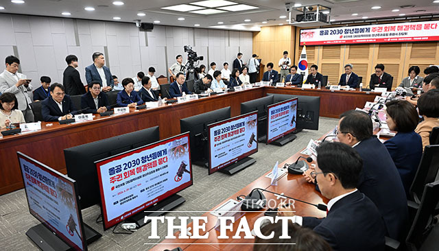 장동혁 국민의힘 대표를 비롯한 참석자들이 29일 오전 서울 여의도 국회 의원회관에서 열린 국민의힘 대외협력위원회 청년주권포럼 출범식 좌담회 ‘올공 2030 청년들에게 주권 회복 해결책을 묻다’에서 기념 촬영을 하고 있다. /국회=서예원 기자