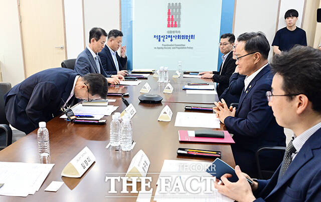 김진오 저출산고령사회위원회 부위원장이 29일 오후 서울 종로구 정부서울청사에서 열린 가족(청년) 관계·소통 역량 지원방안 관계부처 회의에 참석해 모두발언을 하고 있다. /임영무 기자