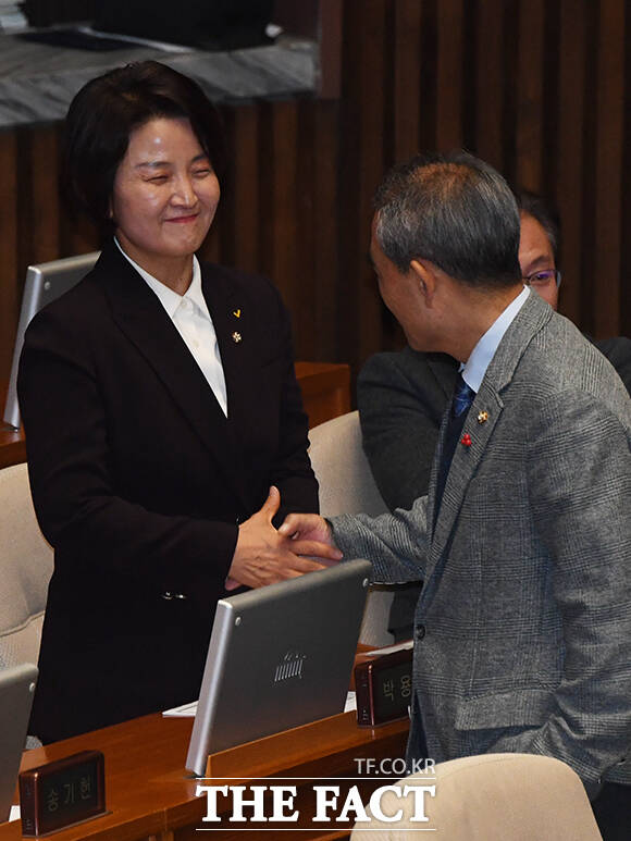 이은주 전 정의당 의원이 지난 2024년 서울 여의도 국회에서 열린 제412회 국회(임시회) 제1차 본회의에 참석해 동료 의원들과 인사를 하고 있다./배정한 기자