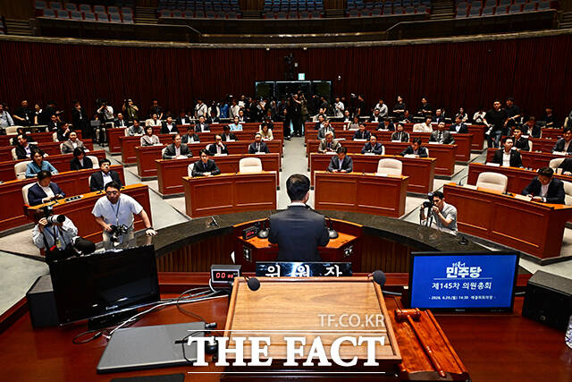 한병도 더불어민주당 대표 직무대행 겸 원내대표가 29일 오후 서울 여의도 국회에서 열린 제145차 의원총회에 참석해 모두발언을 하고 있다. /국회=배정한 기자