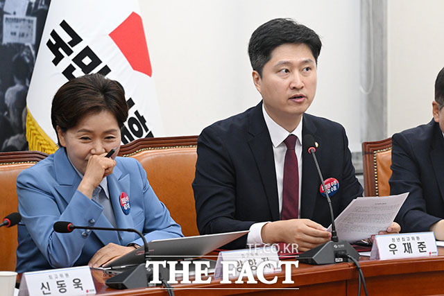 우재준 국민의힘 청년최고위원(오른쪽)이 29일 오전 서울 여의도 국회에서 열린 최고위원회의에서 모두 발언하고 있다. /국회=서예원 기자