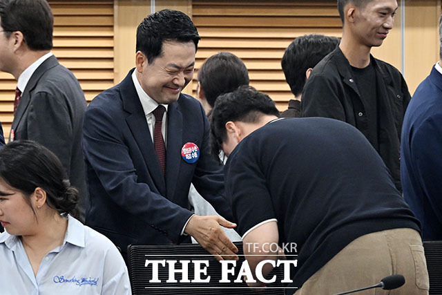 장동혁 국민의힘 대표를 비롯한 참석자들이 29일 오전 서울 여의도 국회 의원회관에서 열린 국민의힘 대외협력위원회 청년주권포럼 출범식 좌담회 ‘올공 2030 청년들에게 주권 회복 해결책을 묻다’에서 기념 촬영을 하고 있다. /국회=서예원 기자