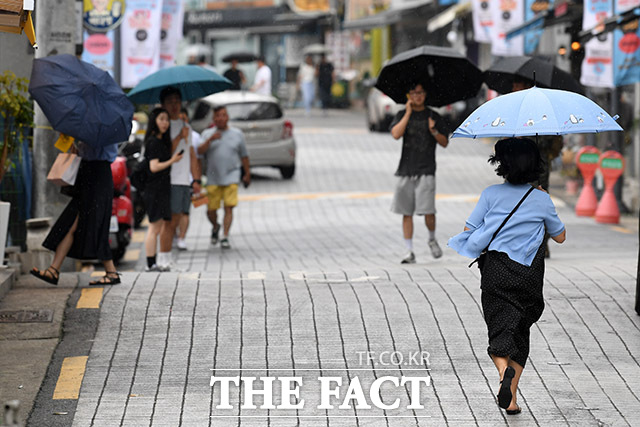 6월 마지막 날이자 화요일인 30일은 전국 내륙을 중심으로 천둥·번개를 동반한 소나기가 내리는 곳이 있겠고, 일부 지역에는 우박도 내리는 곳이 있겠다. 사진은 서울 용산구 이태원 부근 소나기에 발걸음 재촉하는 시민 모습./ 남윤호 기자