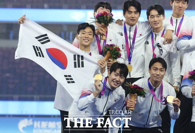 2023년 10월 중국 항저우 황룽스포츠센터 스타디움에서 열린 2022 항저우 아시안게임 남자 축구 결승에서 일본을 꺾고 금메달을 차지한 한국 선수들이 시상식서 포즈를 취하고 있다. /항저우(중국)=뉴시스