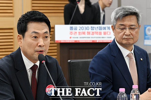 장동혁 국민의힘 대표를 비롯한 참석자들이 29일 오전 서울 여의도 국회 의원회관에서 열린 국민의힘 대외협력위원회 청년주권포럼 출범식 좌담회 ‘올공 2030 청년들에게 주권 회복 해결책을 묻다’에서 기념 촬영을 하고 있다. /국회=서예원 기자
