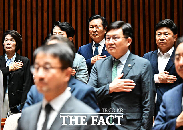 정청래 더불어민주당 전 대표(오른쪽)가 29일 오후 서울 여의도 국회에서 열린 제145차 의원총회에 참석하고 있다. /국회=배정한 기자