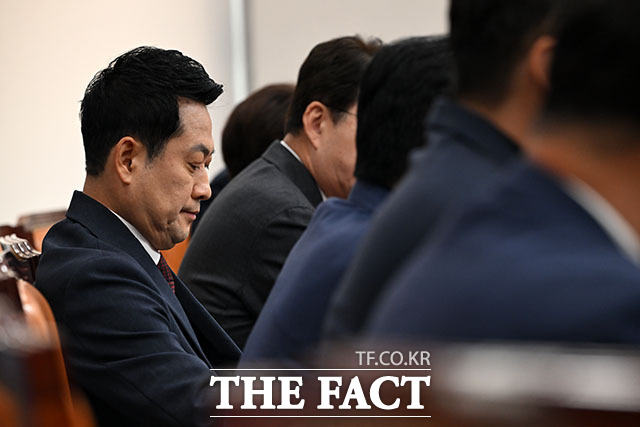지방선거 이후 한 달 가까이 이어지고 있는 국민의힘의 내홍 속에서 무소속 한동훈 의원이 장동혁 대표에 대한 비판 수위를 높이며 '틈새 파고들기'에 나서는 모양새다. 사진은 장동혁 국민의힘 대표가 29일 오전 서울 여의도 국회에서 열린 최고위원회의에서 생각에 잠겨 있는 모습. /서예원 기자