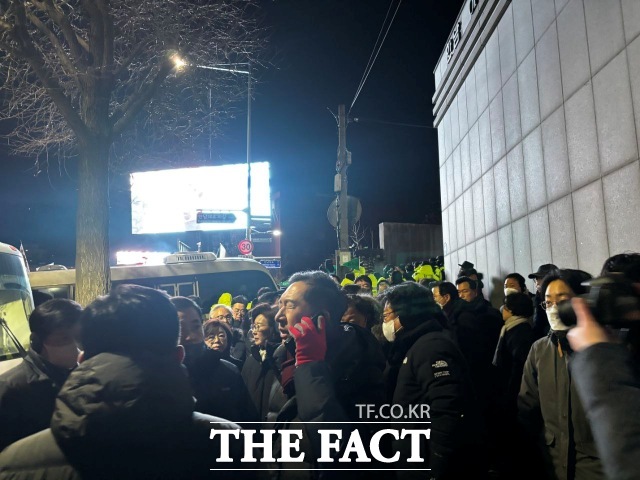 고위공직자범죄수사처(공수처)와 경찰 등 공조수사본부(공조본)가 2025년 1월 15일 새벽 윤석열 대통령에 대한 2차 체포영장 집행을 시작한 가운데 국민의힘 의원들과 대치 중이다./사진=이하린 기자