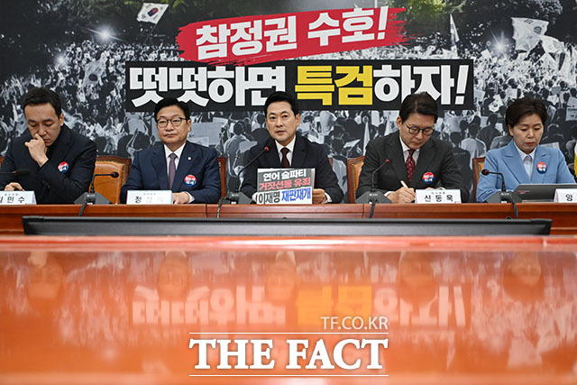 장동혁 국민의힘 대표(오른쪽)가 29일 오전 서울 여의도 국회에서 열린 최고위원회의에서 모두 발언을 하고 있다. /국회=서예원 기자