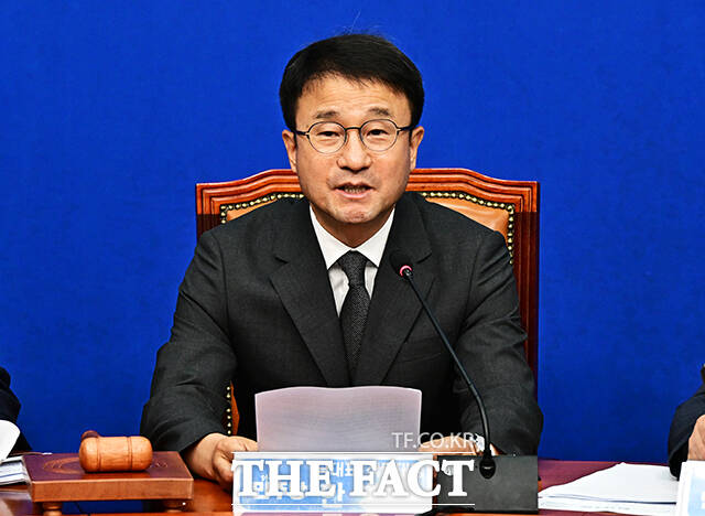 한병도 더불어민주당 당대표 직무대행 겸 원내대표가 29일 오전 서울 여의도 국회에서 열린 최고위원회의에 참석해 모두발언을 하고 있다. /배정한 기자