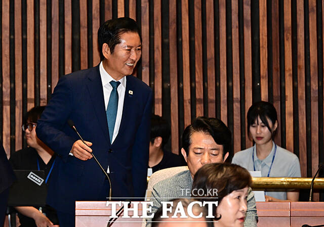 정청래 더불어민주당 전 대표(오른쪽)가 29일 오후 서울 여의도 국회에서 열린 제145차 의원총회에 참석하고 있다. /국회=배정한 기자
