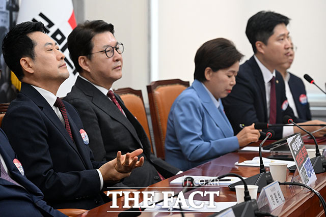 우재준 국민의힘 청년최고위원(오른쪽)이 29일 오전 서울 여의도 국회에서 열린 최고위원회의에서 모두 발언하고 있다. /국회=서예원 기자