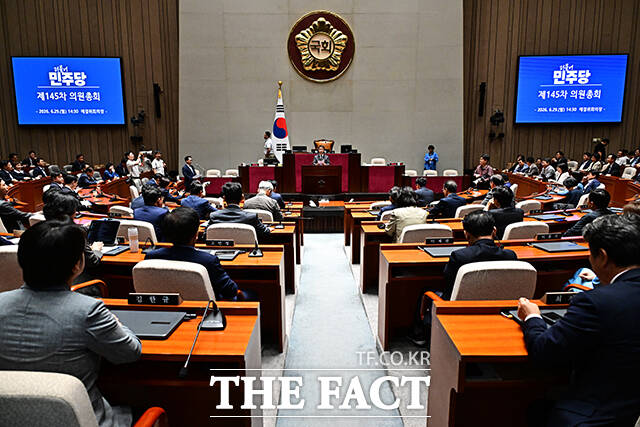 한병도 더불어민주당 대표 직무대행 겸 원내대표가 29일 오후 서울 여의도 국회에서 열린 제145차 의원총회에 참석해 모두발언을 하고 있다. /국회=배정한 기자