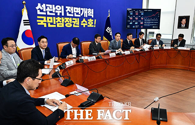 김한규 더불어민주당 의원(왼쪽 여섯번째)이 29일 오후 서울 여의도 국회에서 열린 '김포-제주 항공 좌석 부족 사태 관련 간담회'에 참석해 모두발언을 하고 있다.