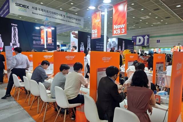 지난 5월 29일부터 31일까지 서울 강남구 코엑스 전시홀에서 열린 '2026 서울국제치과기자재 전시회'을 찾은 치과의사 참관객들이 오스템임플란트 부스를 방문해 임플란트 신제품 'New KS 3'를 실습 체험해보고 있다. /오스템임플란트