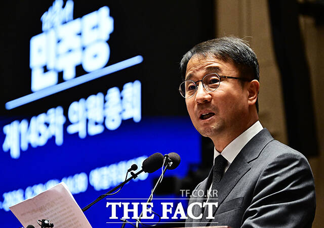 한병도 더불어민주당 대표 직무대행 겸 원내대표가 29일 오후 국회에서 열린 의원총회에 참석해 모두발언을 하는 모습. 그는 이 자리에서 