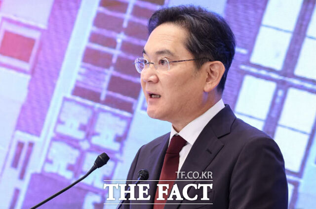 이재용 삼성전자 회장이 29일 청와대 영빈관에서 열린 '대한민국 대도약 3대 메가프로젝트 국민보고회'에서 투자 계획 발표를 하고 있다. /뉴시스
