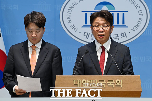 유의동 국민의힘 의원(오른쪽)이 29일 오후 서울 여의도 국회에서 호남 반도체 클러스터 관련 기자회견을 열고 발언하고 있다. /국회=서예원 기자