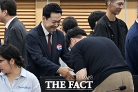  올공 2030 청년들과 인사 나누는 장동혁 [포토]