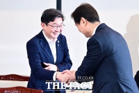  금감원장과 인사 나누는 이억원 금융위원장 [포토]