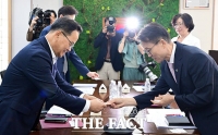  정구창 성평등부 차관과 인사 나누는 김진오 부위원장 [포토]
