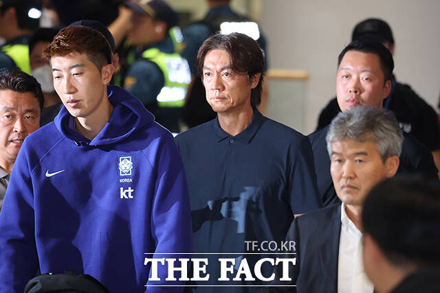 이른 아침부터 입국장을 찾은 축구팬들은 귀국하는 홍명보 전 감독을 향해 