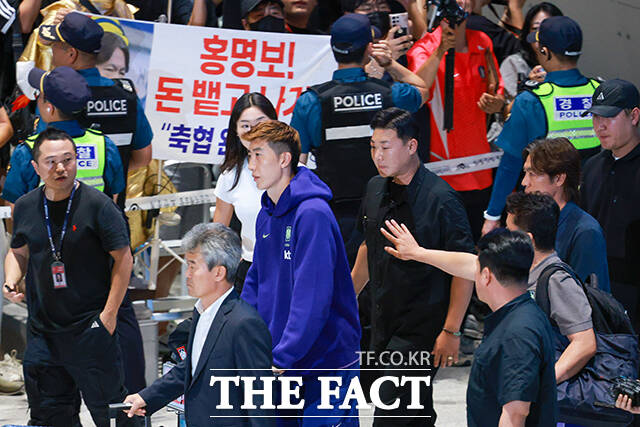 홍명보 전 한국 축구 대표팀 30일 오전 인천국제공항 제2터미널을 통해 귀국하고 있다. 홍 전 감독이 이끈 축구 대표팀은 2026 북중미 월드컵에서 32강 진출 실패라는 불명예를 안고 귀국했다. /인천국제공항=남윤호 기자(현장풀)