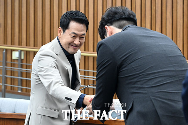 장동혁 국민의힘 대표(가운데)를 비롯한 참석자들이 30일 오후 서울 여의도 국회에서 열린 부정·무능 선관위 해체 수준의 쇄신 및 재선거 촉구를 위한 6·3 참정권 박탈 사태 청년·대학생 시국 대토론회에서 기념 촬영을 하고 있다. /국회=서예원 기자