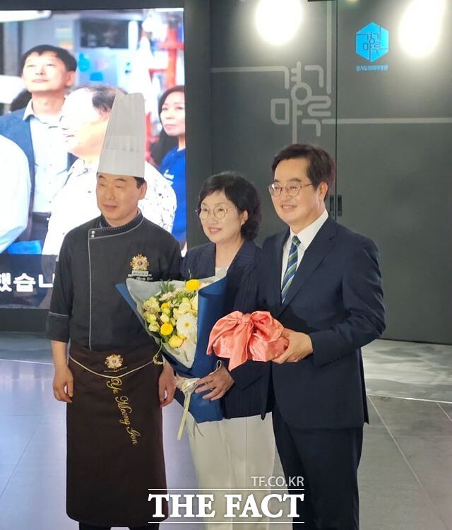 김동연 경기도지사가 30일 도청 쉐프로부터 궁중다과 선물을 받고 기념 촬영을 하고 있다. /이승호 기자